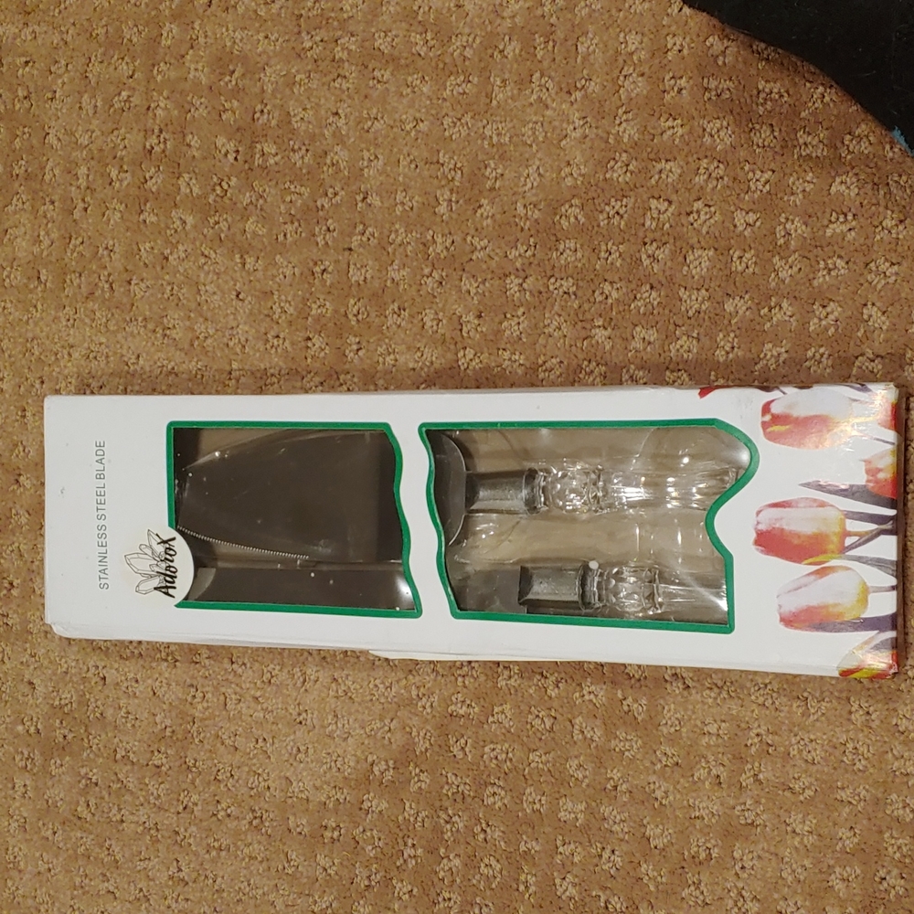 NWT Cake cutting knife set